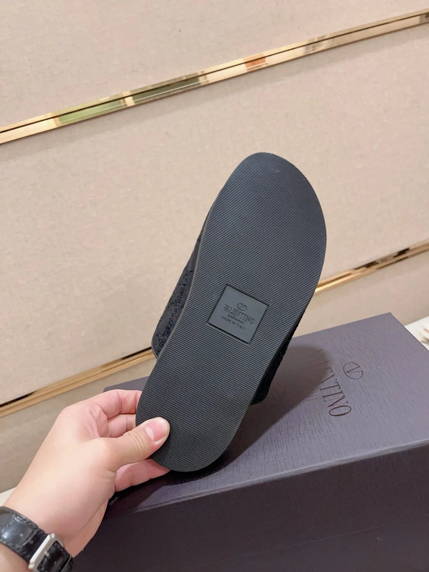 Men's shoes💰: 440💰[Valentino] New men's boutique slippers, counter quality, classic plaid, the actual workmanship is quite complex🔰The uppers are made of imported fabrics➕🐑Sheepskin lining, which tests the craftsman's craftsmanship➕original PU outsole. Size: 38-44 (45 can be customized, non-refundable)